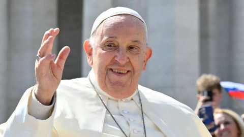 Tras 25 días hospitalizado Papá Francisco muestra mejoría en su salud: ya no está “en peligro inminente”