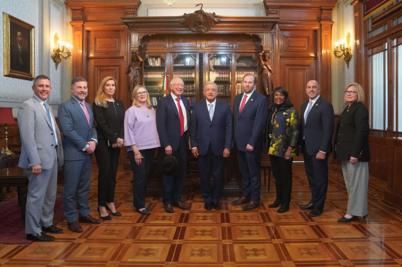 Se reúne AMLO con delegación de congresistas de EU