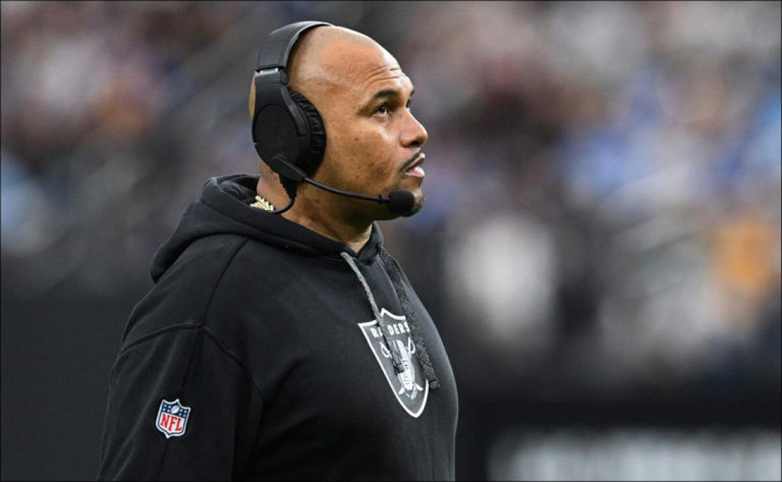 Raiders despiden al entrenador Antonio Pierce tras temporada de solo cuatro victorias