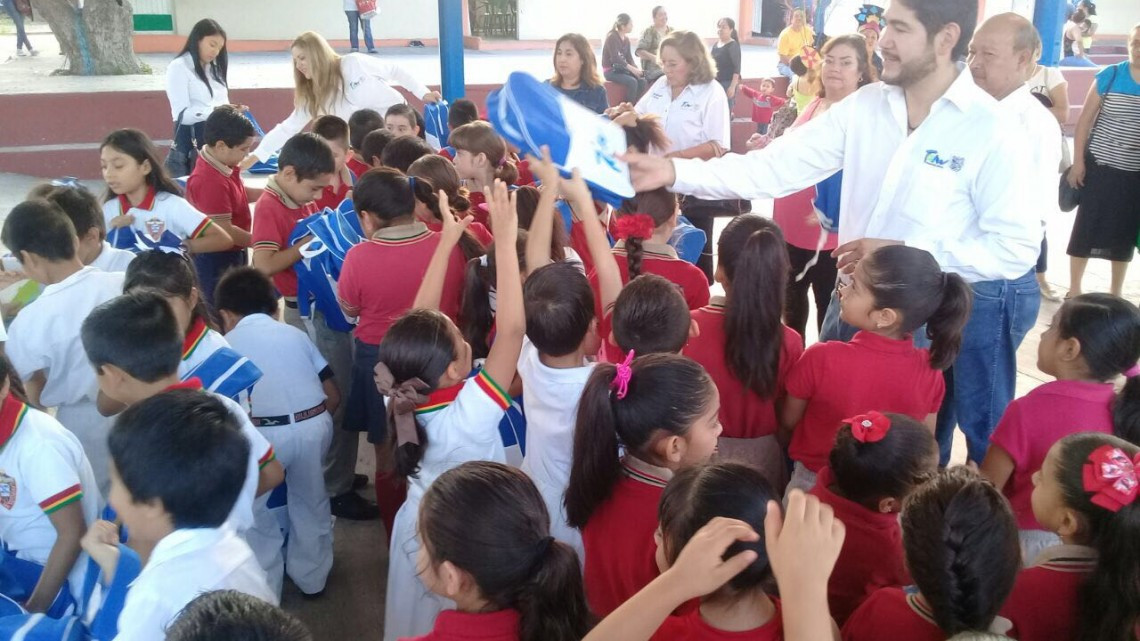Héctor Escobar entrega mochilas y útiles escolares
