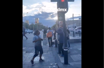 Mientras esperan el semáforo verde en la CDMX, ¡bailan “La Chona”! 