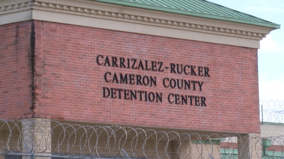 Arrestan a oficial del Condado Cameron por ingresar narcóticos en Centro de Detención
