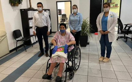 DIF Reynosa entrega sillas de ruedas 