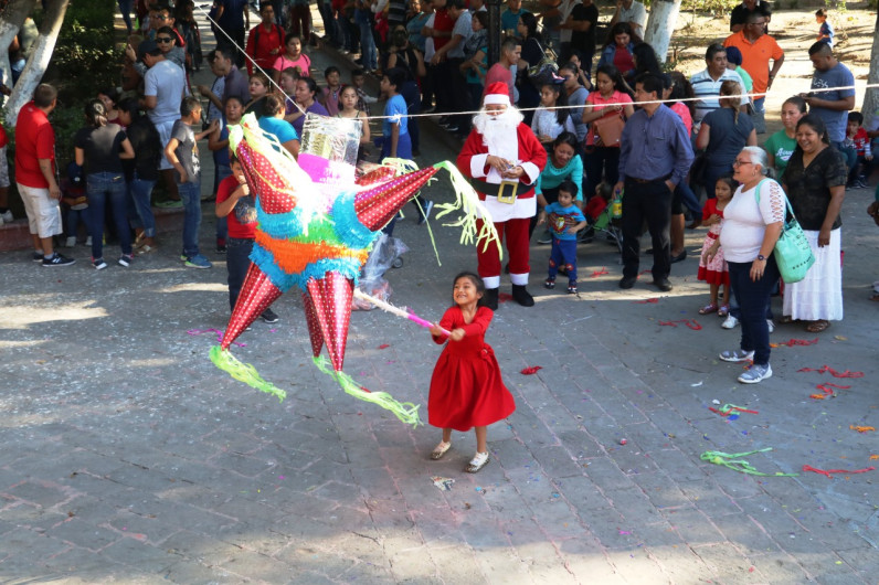 Disfrutan más de 1500 niños Festival “Amor a la Navidad”