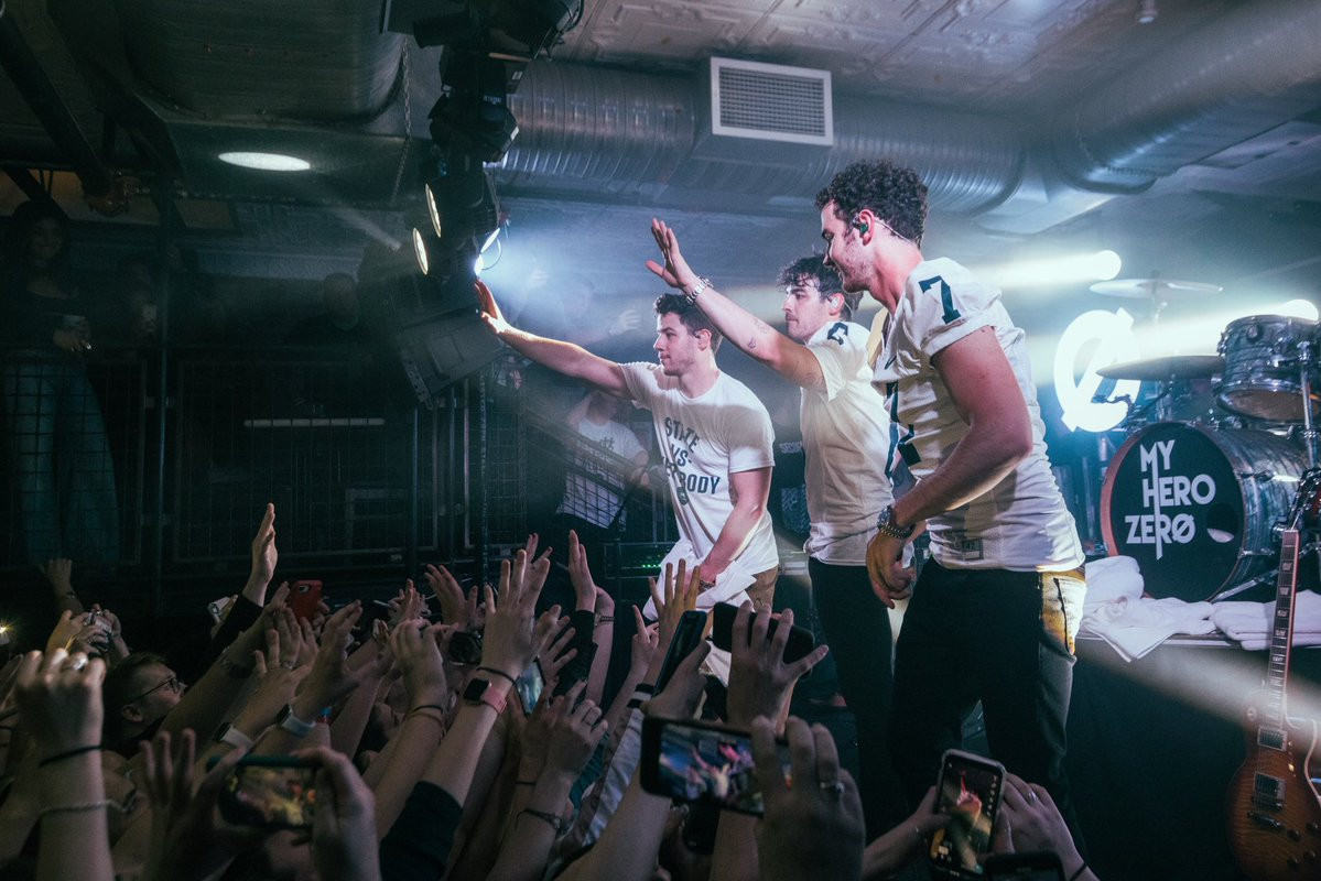 Concierto sorpresa de los Jonas Brothers en un bar universitario