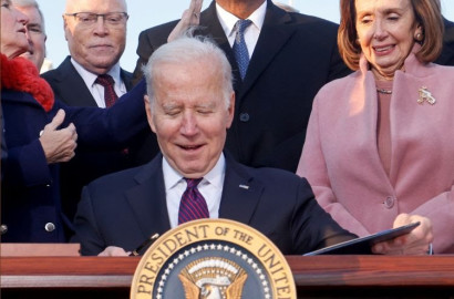 Biden firma proyecto de Ley de infraestructura por un billón de dólares 