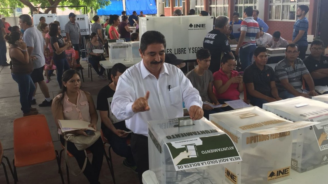 Emite su voto el candidato del PRI, Julio César Barrientos 