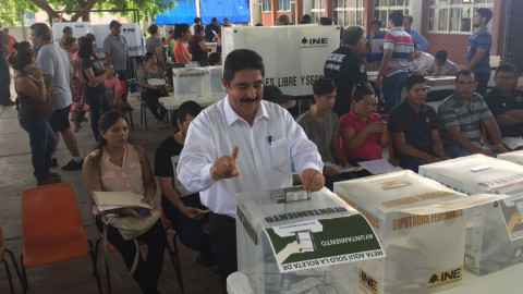 Emite su voto el candidato del PRI, Julio César Barrientos 