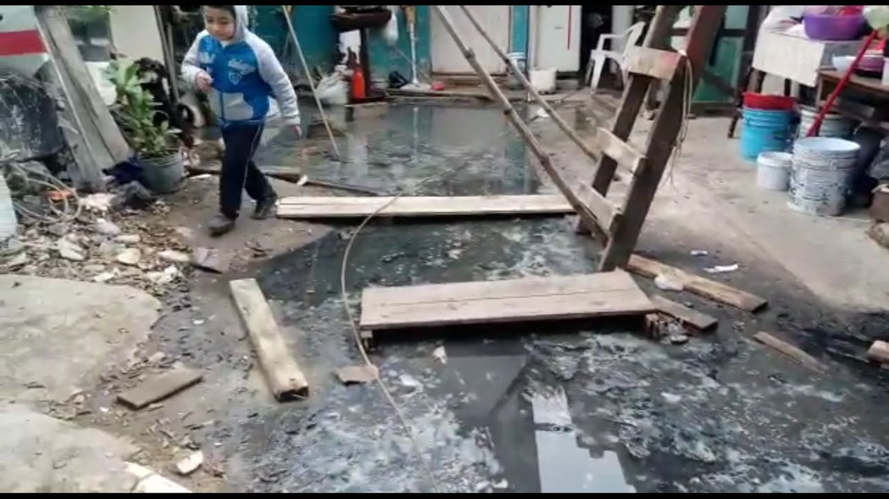 Llevan dos semanas viviendo entre fétidas aguas negras