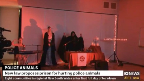 ¡Se les ‘chispoteó! Noticiero transmite por error ritual satánico