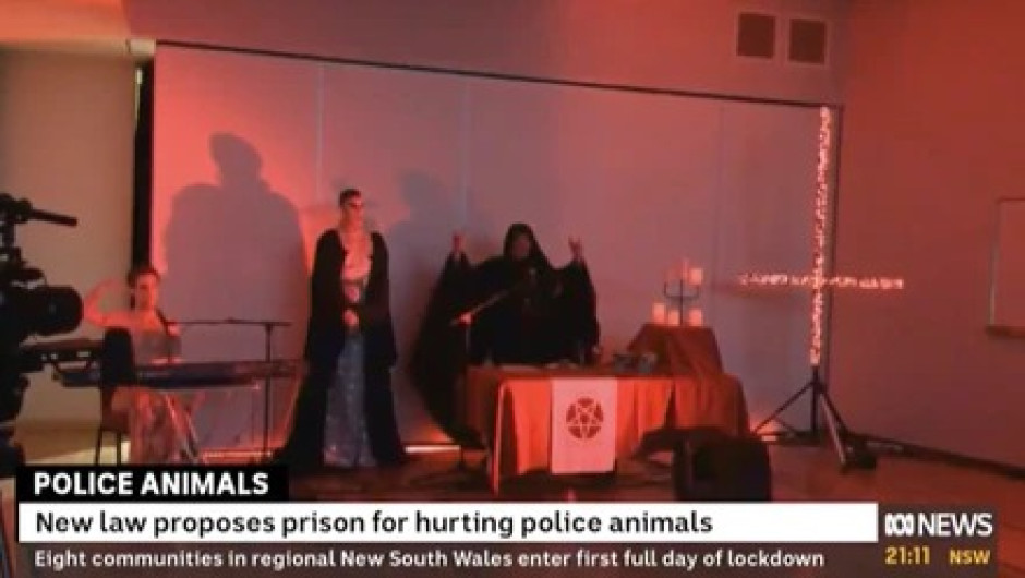 ¡Se les ‘chispoteó! Noticiero transmite por error ritual satánico