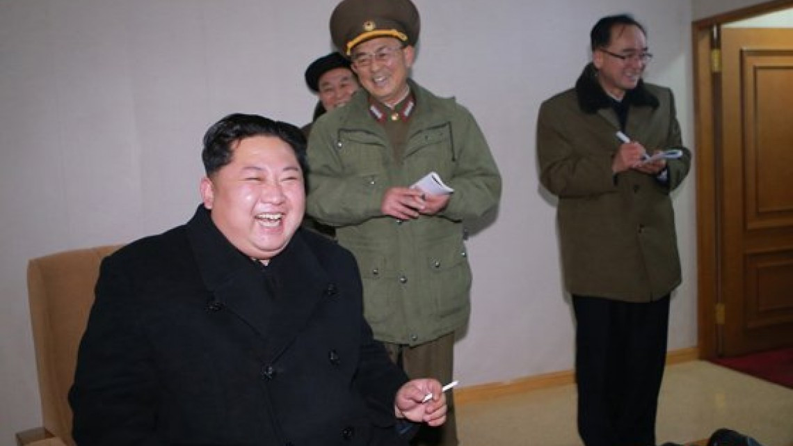 Así celebró Kim Jong Un el lanzamiento de un misil