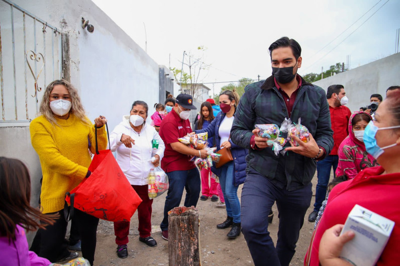 Atiende Presidente Municipal Carlos Peña Ortiz, a los habitantes de la colonia Constitución