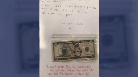 Niño le da el dinero de su cumpleaños a su maestra