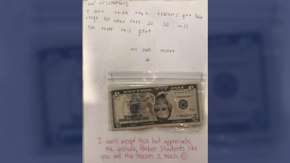 Niño le da el dinero de su cumpleaños a su maestra