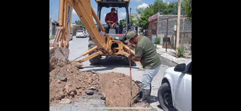Beneficia COMAPA a vecinos de San Valentín con reparación de fugas de agua