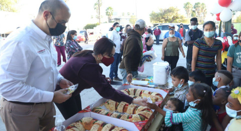 Municipio comparte Rosca de Reyes con migrantes