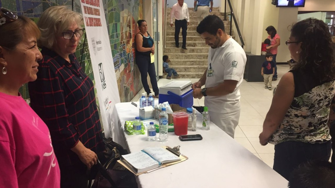 Vacunan contra la influenza a empleados municipales