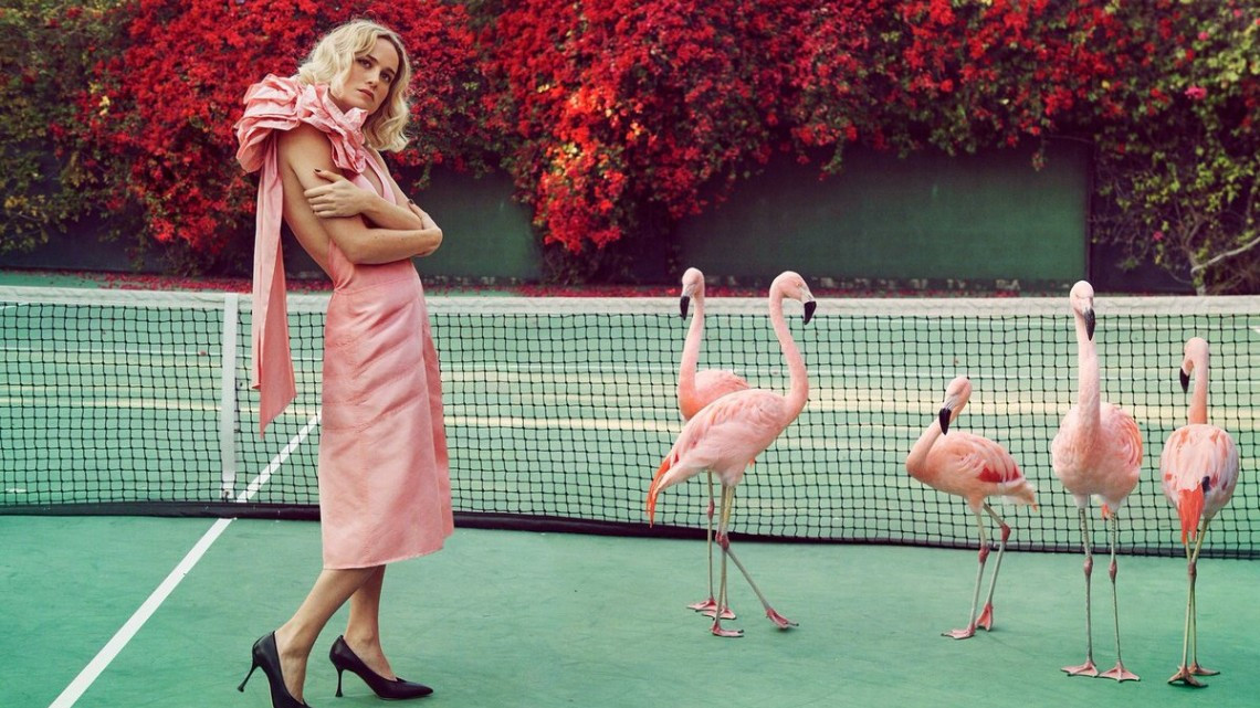 Brie Larson posa rodeada de pájaros para InStyle