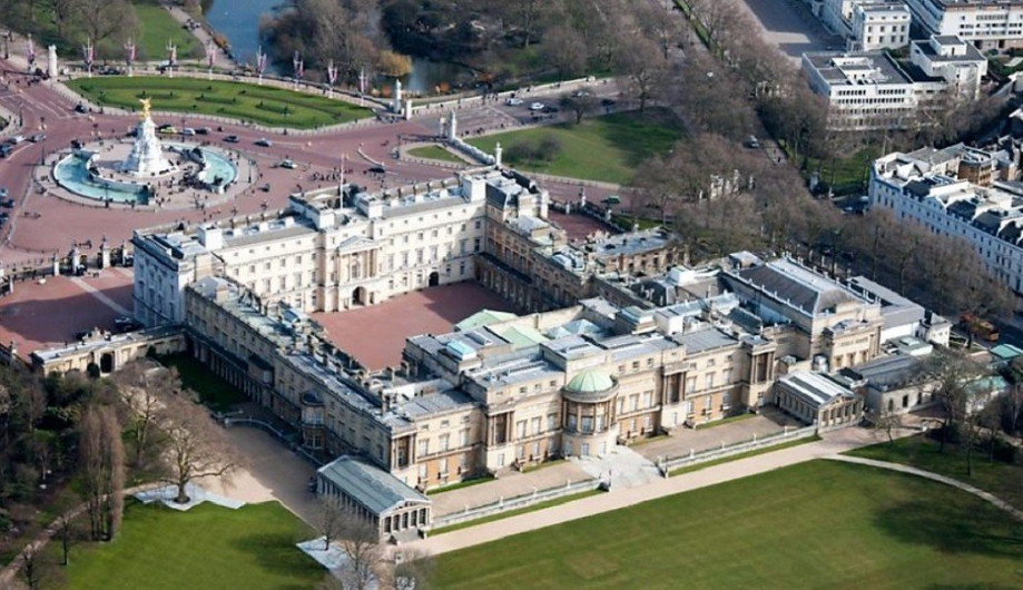 Arrestan a un hombre en Gran Bretaña por subir reja de palacio de Buckingham 