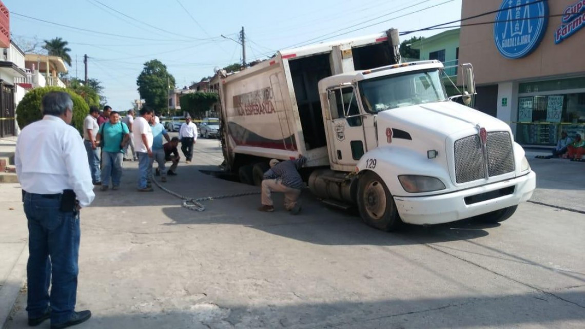 Cae camión de basura en socavón en Ciudad Madero