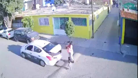 Taxista intenta robarse regalos navideños; es localizado tras video viral 