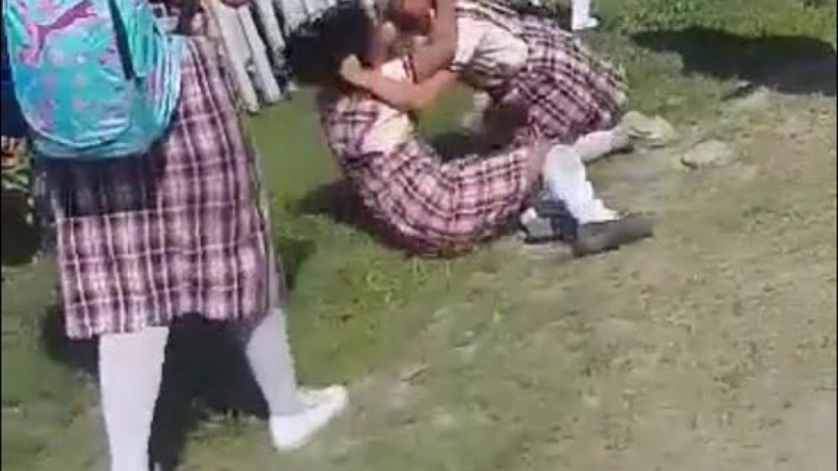 Jovencitas se lían a golpes cerca de escuelas