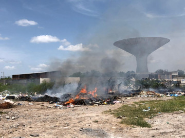 Incendian carretoneros varias zonas del basurero antiguo 