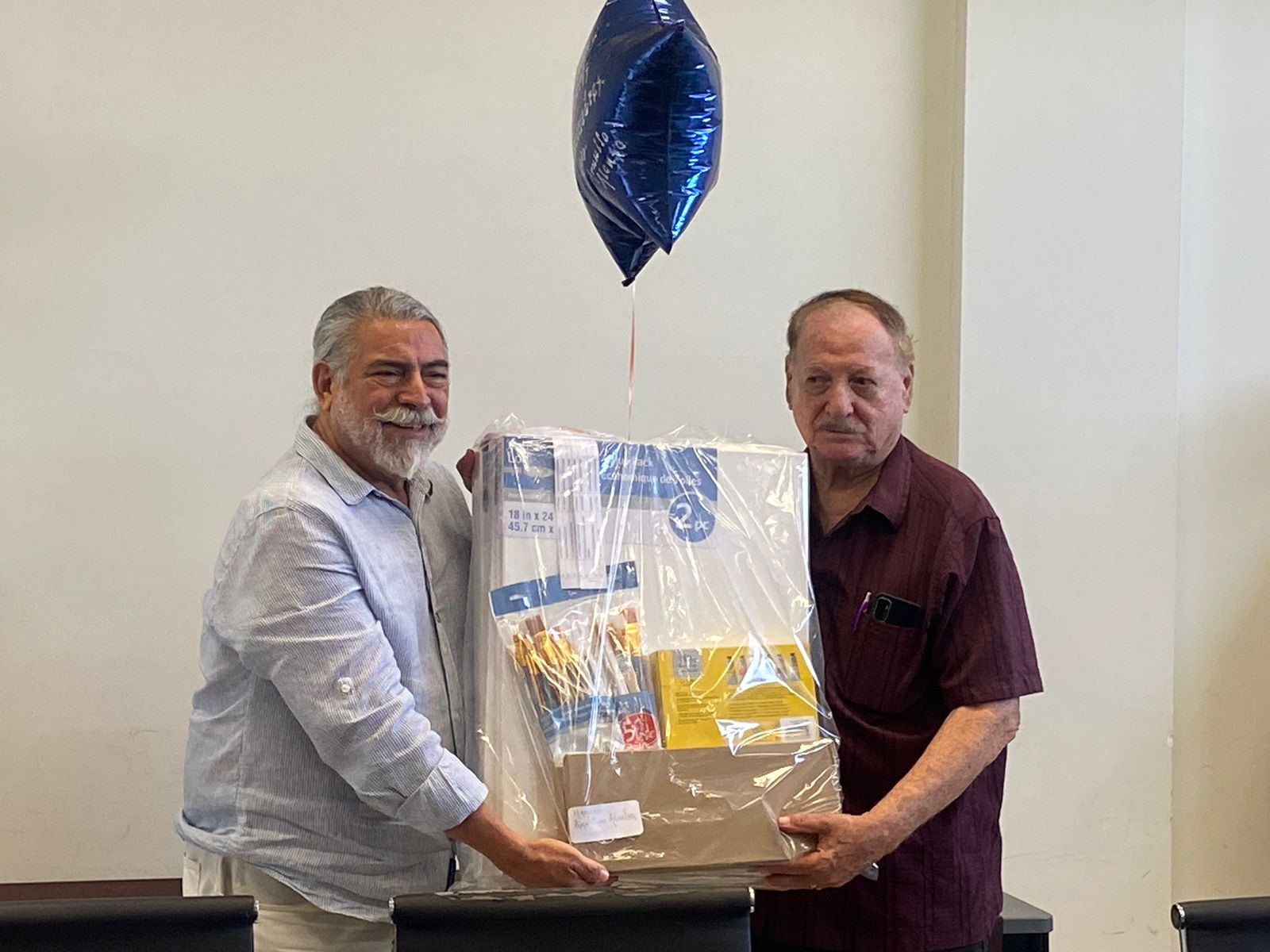 Reciben artistas material para cuadros