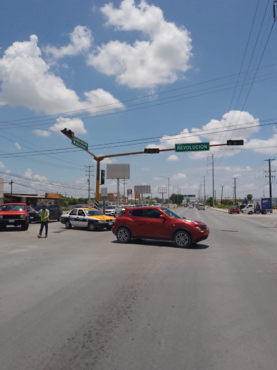 Desconectan semáforos y provocan caos en Esfuerzo Nacional y Bugambilias 