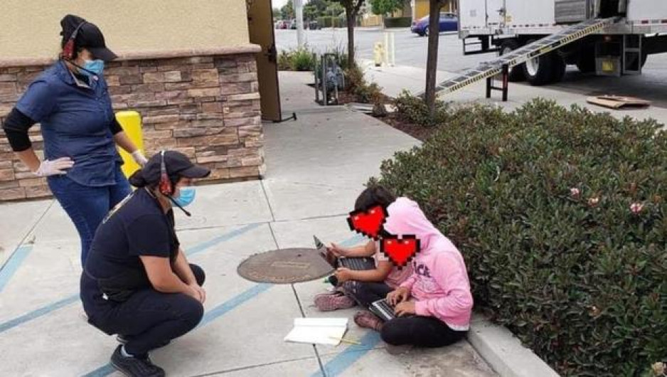 Niñas usan WiFi de restaurante para tomar sus clases virtuales