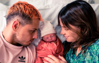 Chicharito comparte video del nacimiento de su hijo