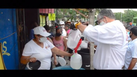 Agradecen ciudadanos al diputado  Rigoberto Ramos por artículos de limpieza 