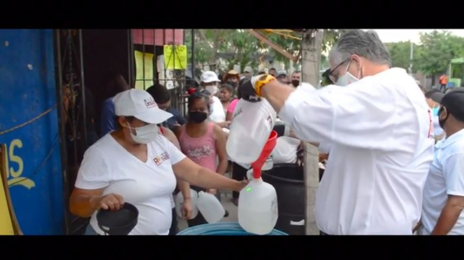 Agradecen ciudadanos al diputado  Rigoberto Ramos por artículos de limpieza 