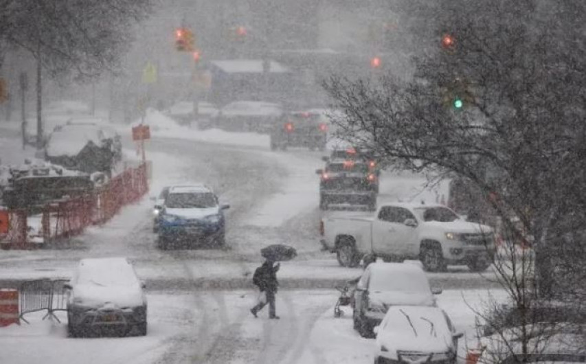 Texanos comienzan a recuperar los servicios de electricidad y agua