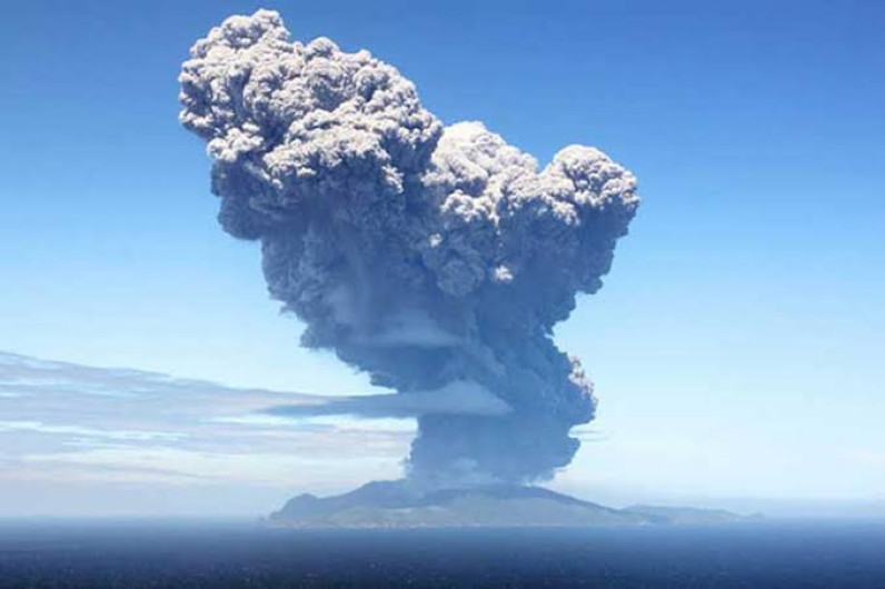 Volcán hace erupción en la isla japonesa de Kuchinoerabu