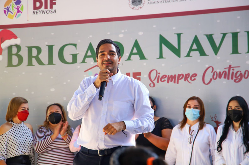 Lleva el Presidente Municipal Carlos Peña Ortiz Brigada Navideña a Colonia Las Milpas