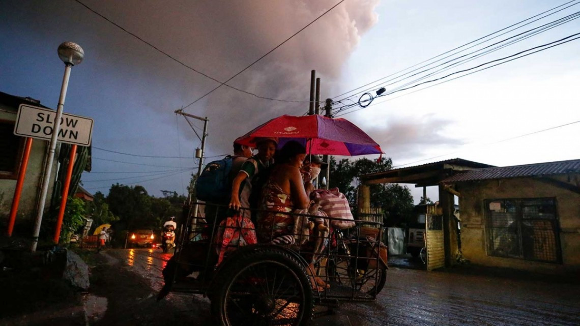 Miles de personas son evacuadas en Filipinas por alerta volcánica