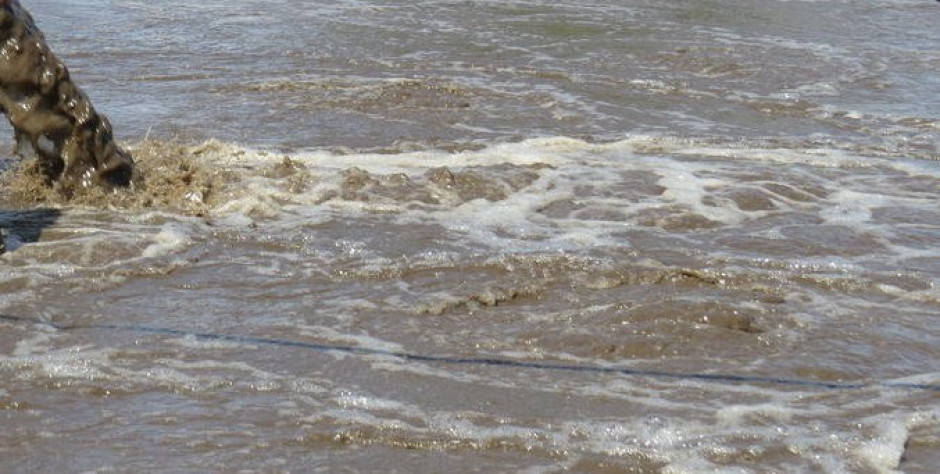 Escurrimientos de aguas negras frente a unidad deportiva al norte de Tampico