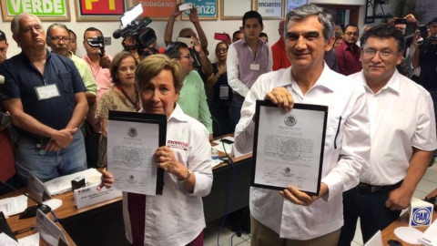 Entregan constancia de Senadores a Americo Anaya y Lupita Covarrubias