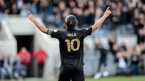 Carlos Vela renueva con LAFC