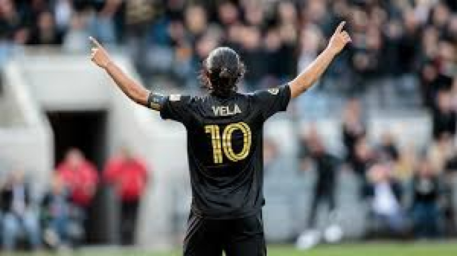 Carlos Vela renueva con LAFC