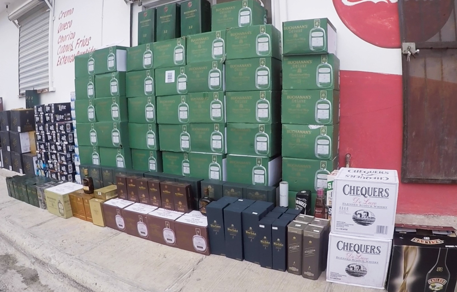 Decomisan alcohol y tabaco ilegal en Reynosa