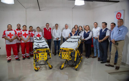 El municipio de Matamoros y el Club Rotario se unen para donar dos carros-camilla a la Cruz Roja