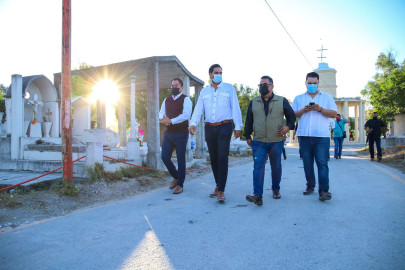 Recorre Alcalde Carlos Peña Ortiz panteones municipales durante Día de Muertos