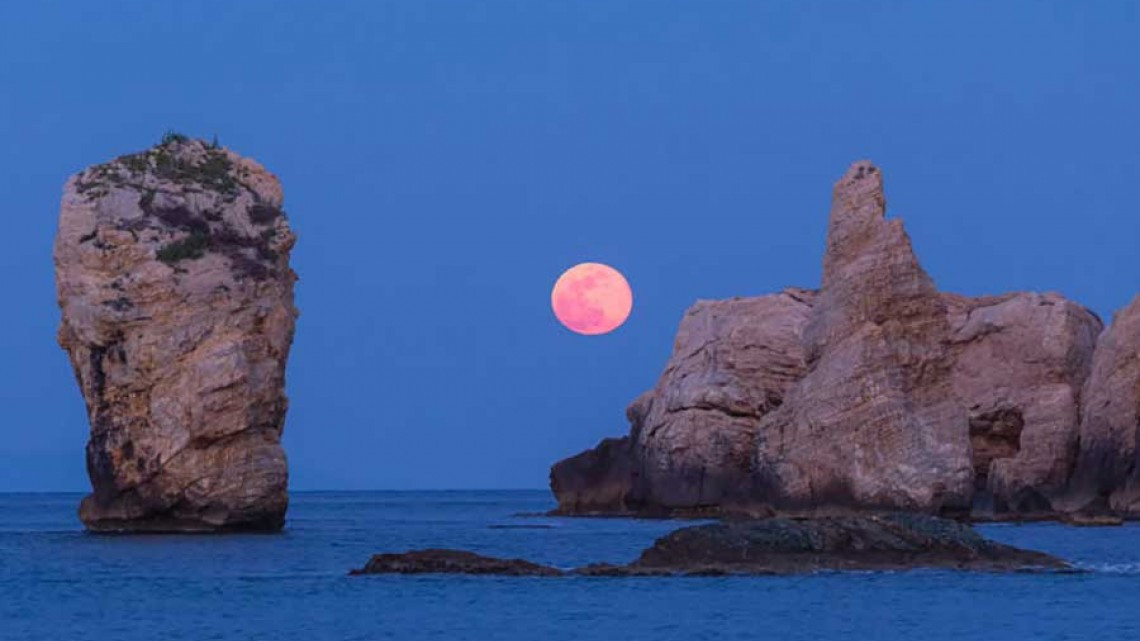 Super Luna Rosa regala grandes postales alrededor del mundo 