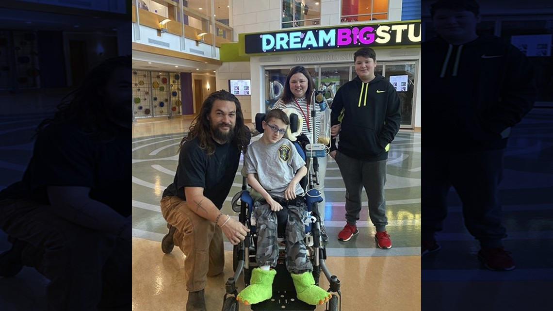 Jason Momoa sorprende a niños en hospital infantil de Pittsburgh