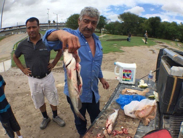 Aprovechan creciente del río para ir de pesca