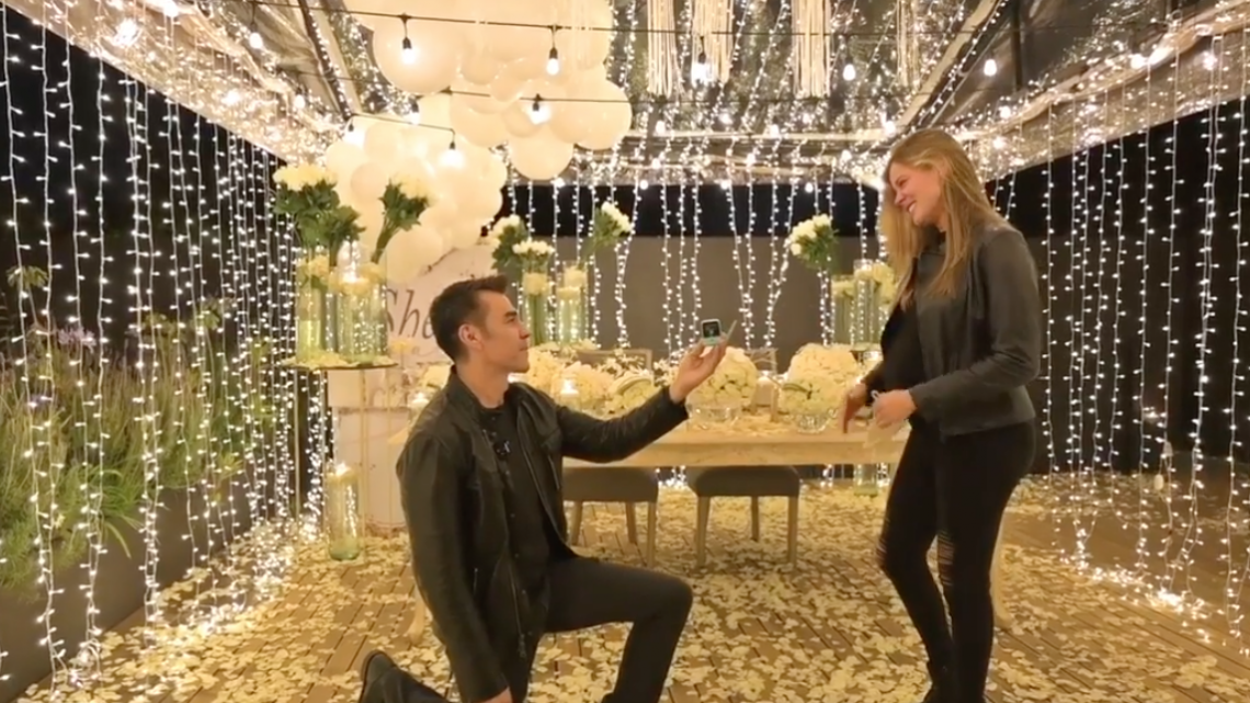 Adrián Uribe le propone matrimonio a Thuany Martins 