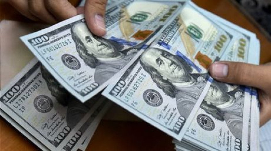 Venden dólar en $18.50 en promedio en casas de cambio